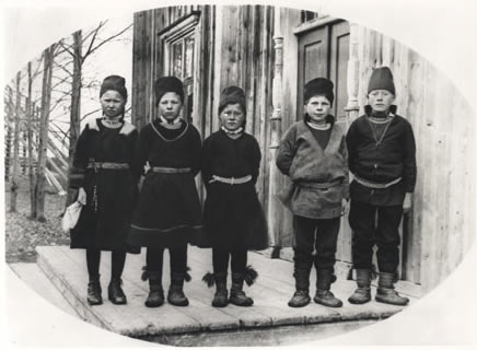 Barn utanför Bäsksele missionsskola