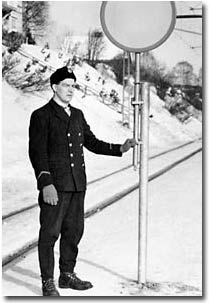 Arne Lindberg som trafikplatsföreståndare vid Österås station, 1958. © Vilhelmina kommun